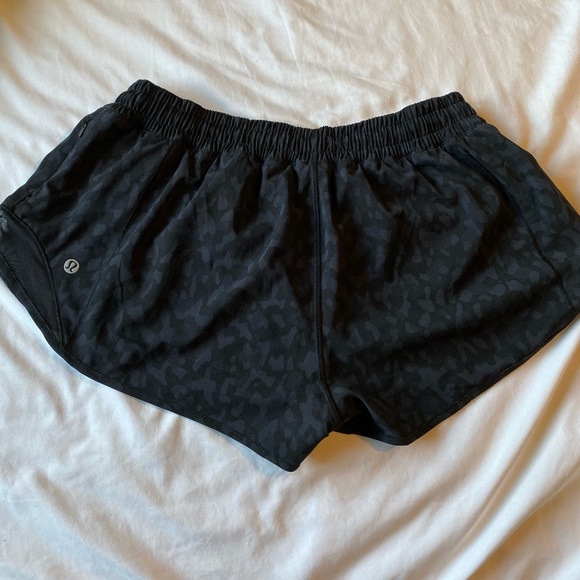 Lululemon shorty Hot Shorts - Picture 2 of 4